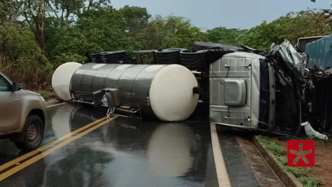 Acidente com caminhão que transportava leite interdita rodovia em Presidente Olegário