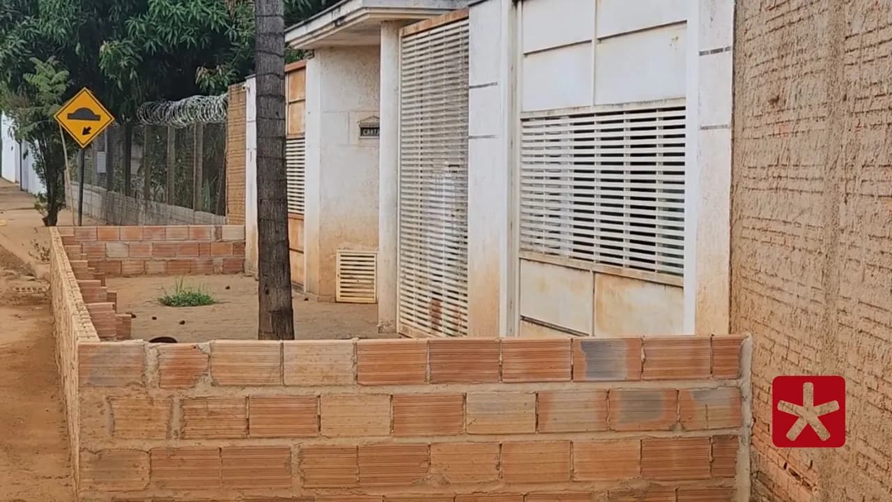 Morador constrói muro para se proteger de enchentes no bairro Ipanema, em Patos de Minas 
