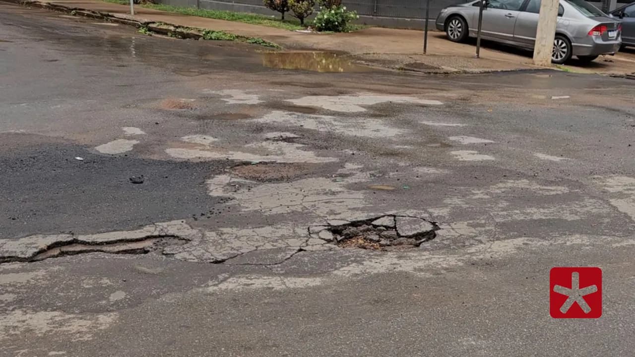 Chuva pela manhã evidencia estragos e forma poças em Patos de Minas
