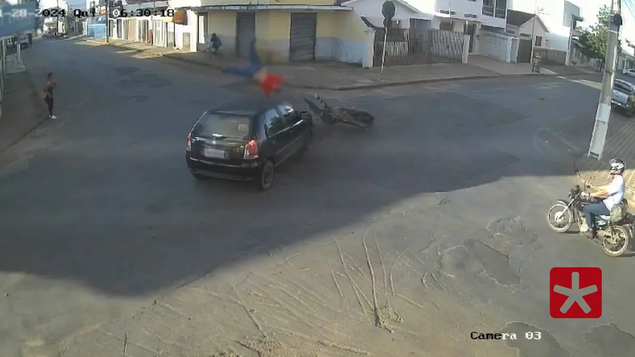 Vídeo: motociclista é atingido por carro em cruzamento no bairro Santa Terezinha