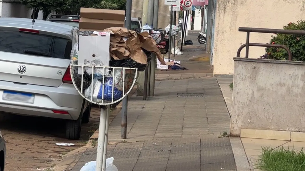 Falha na coleta causa acúmulo de lixo na região central de Patos de Minas