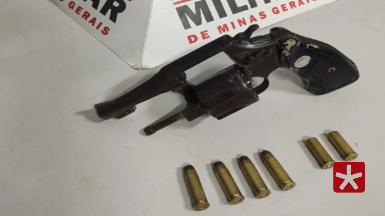 Adolescente é apreendido com arma após roubo de celular