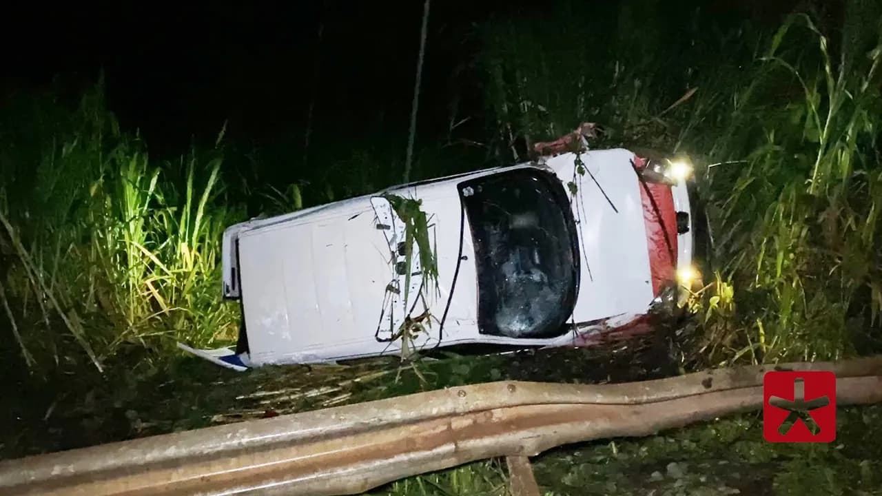 Ambulância de Matutina que seguia para Patos de Minas tomba na BR-352