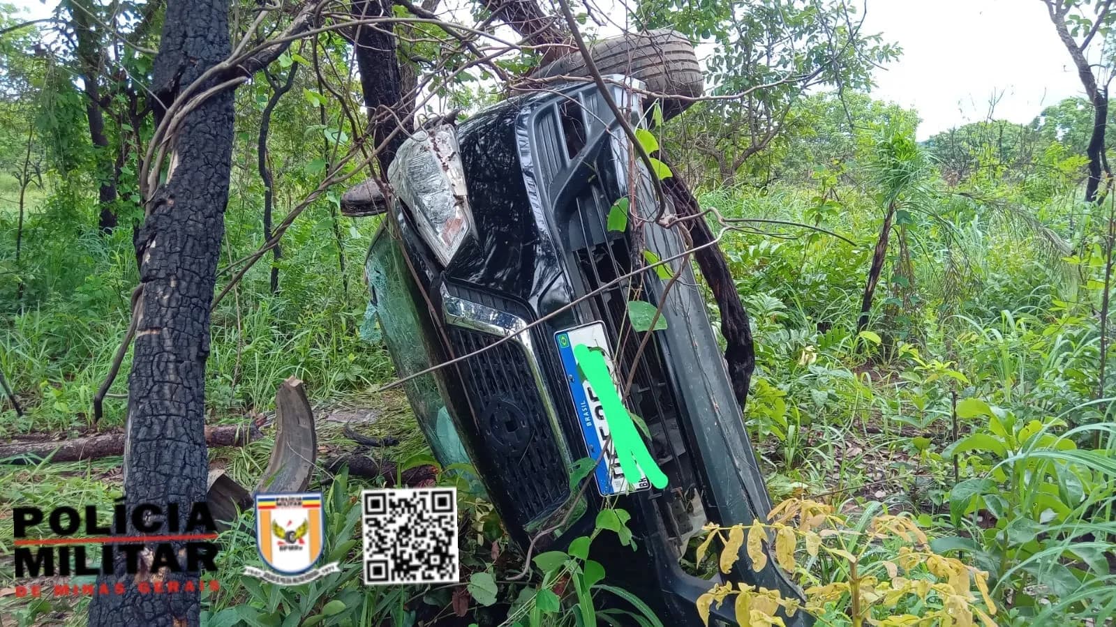 Carro vai parar tombado em árvore após aquaplanar na MG 410