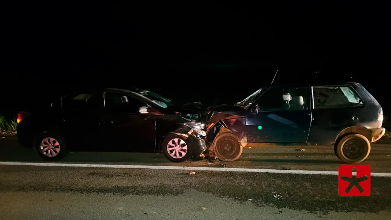BR-146: Ultrapassagem resulta em colisão entre carros em Patos de Minas