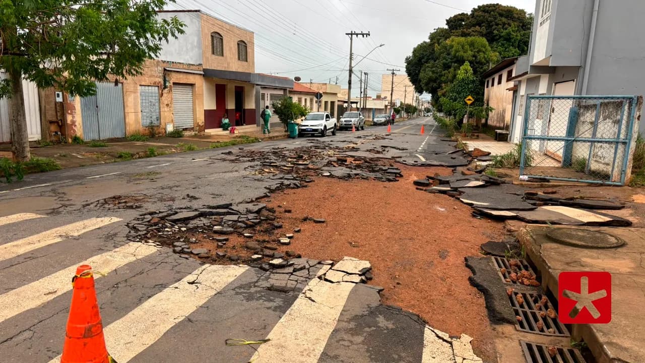 Enxurrada arrancou parte da pavimentação asfáltica