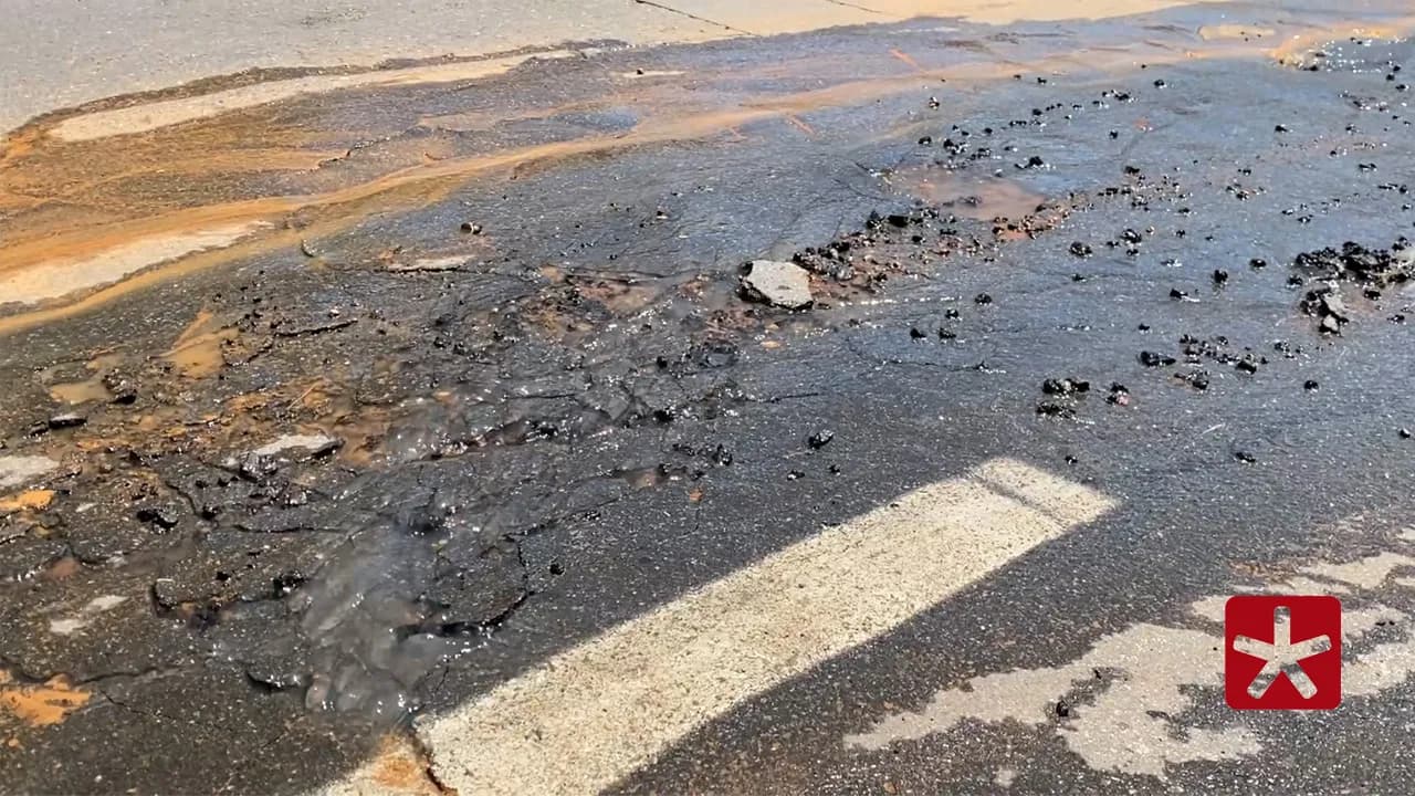 Esgoto escorrendo na Rua Farnese Maciel, em Patos de Minas
