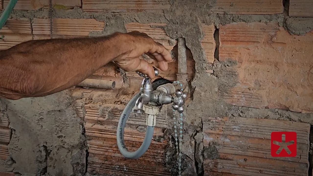 Segundo morador, mesmo com falta de água, o relógio continua rodando