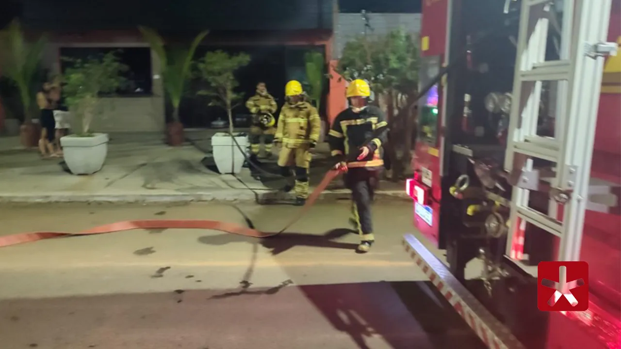 Bombeiros combatem incêndio em bar no Centro de Patos de Minas