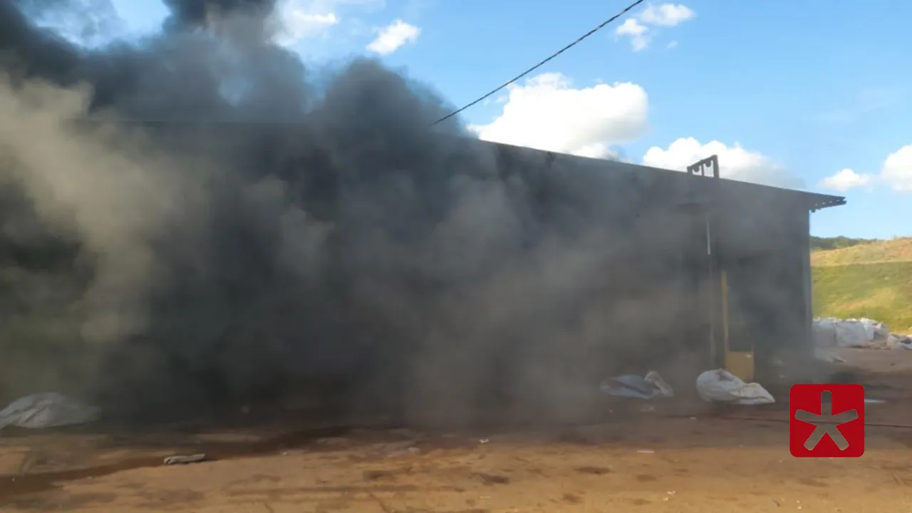 Incêndio destrói estrutura de galpão em Carmo do Paranaíba