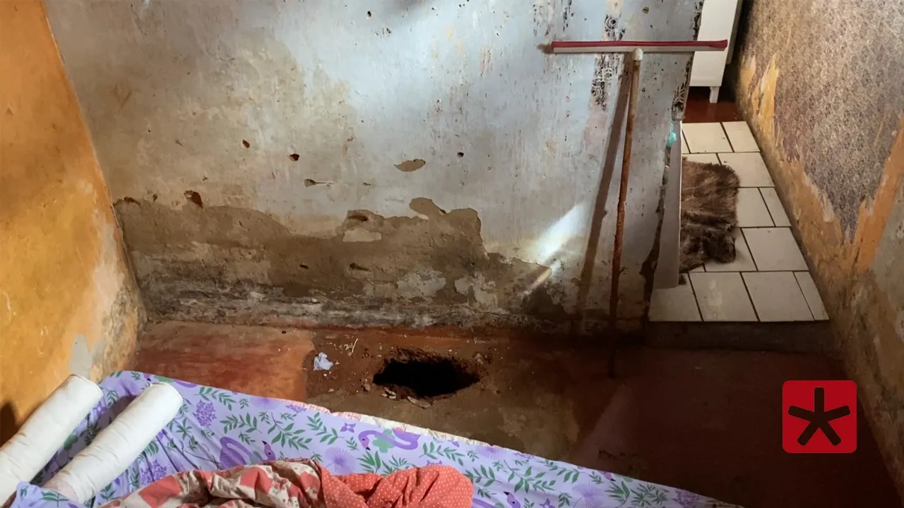 Infiltração comprometeu área entre quarto e banheiro da residência 