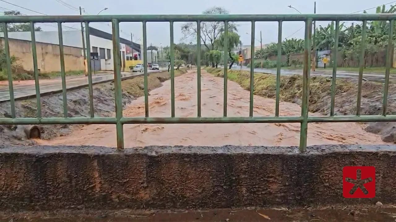 Apesar dos alertas, muitos insistem em tentar passar por locais inundados