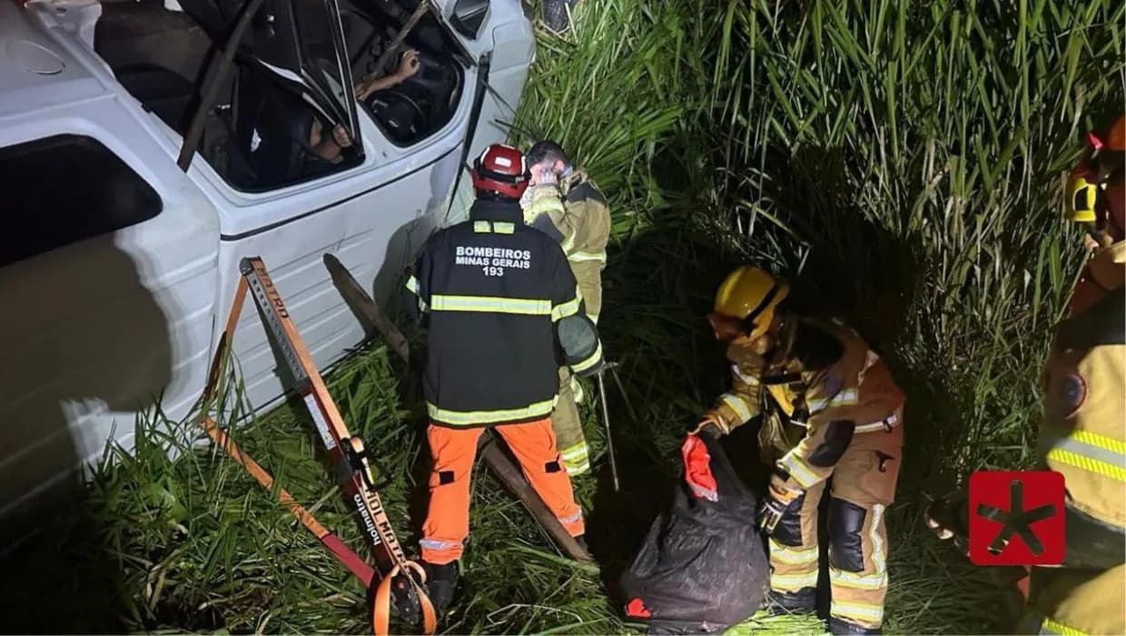 Após saída de pista, caminhonete tomba em rodovia de Patos De Minas