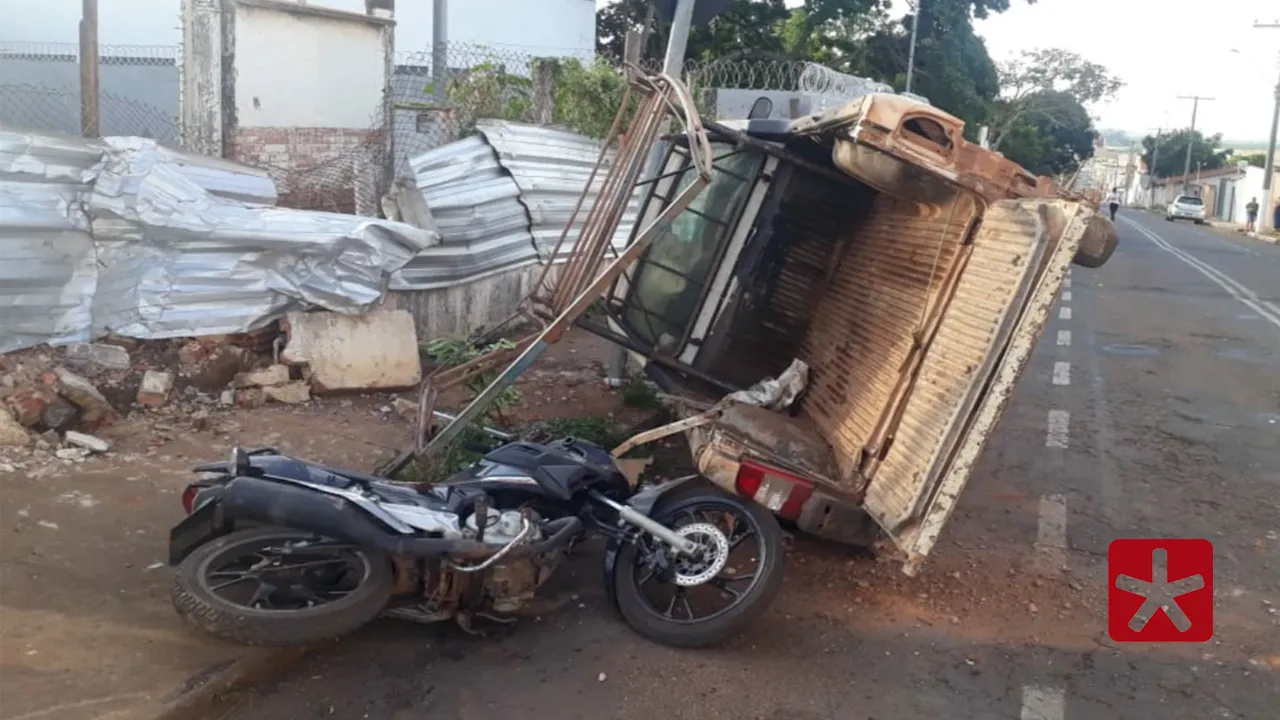 Motorista acelera em fuga quando policiais dão ordem de parada 