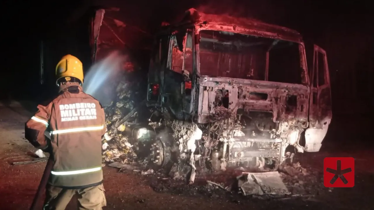 Caminhão que transportava alimentos fica destruído após incêndio