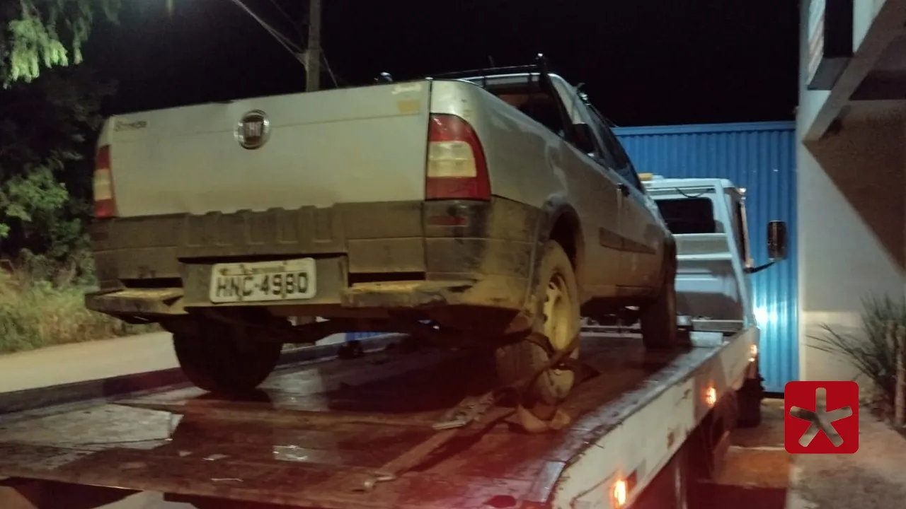 Vítima foi atacada após sair de um bar com conhecidos; o autor foi preso horas depois e o veículo da vítima foi encontrado em um cafezal
