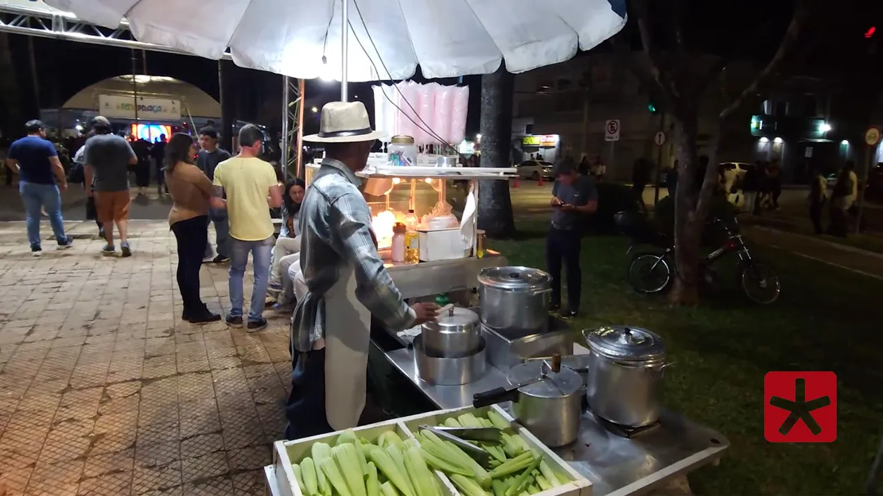 Comerciante Valdeci vende milho-verde com família desde 1988 na Fenapraça