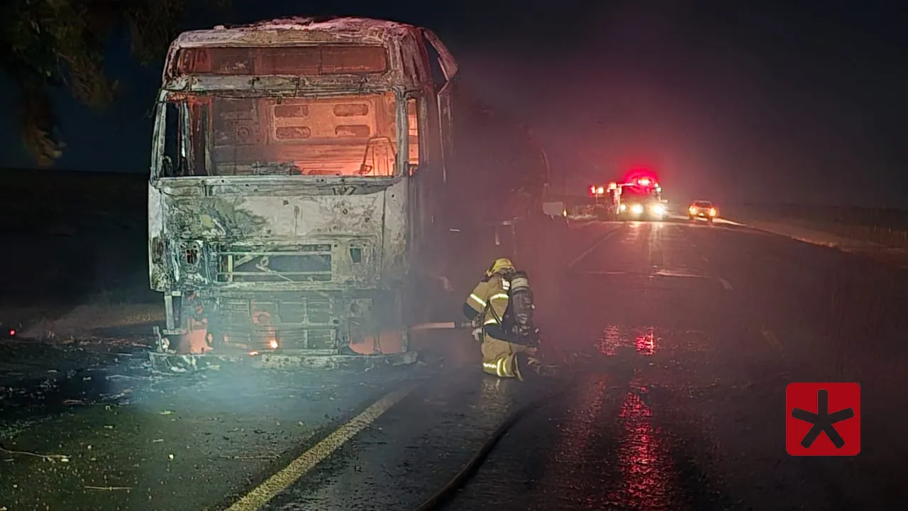Carreta-tanque carregada com glicose pega fogo na BR-365 em Varjão de Minas