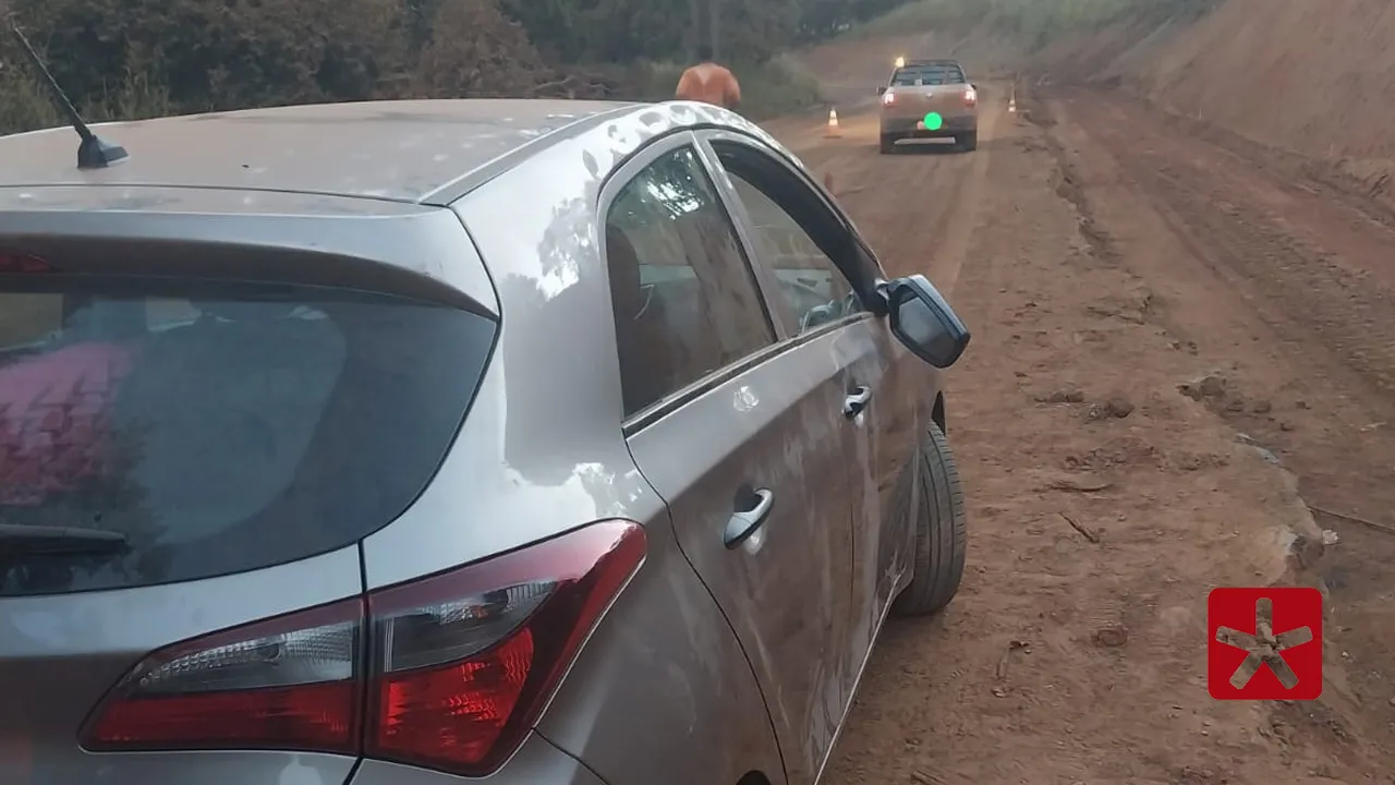 Motorista perde controle e sai da pista em trecho de obras na MGC-354, em Patos de Minas