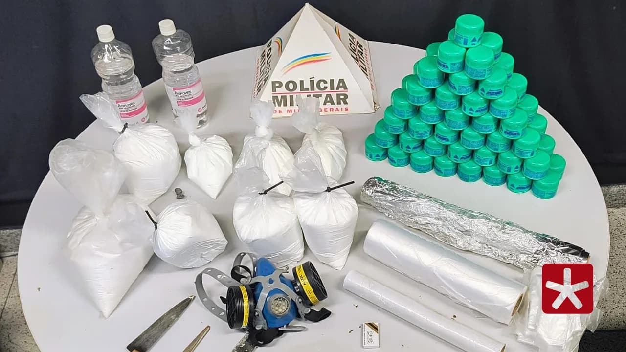 Ação no bairro Serra Negra resultou na prisão de três pessoas e na apreensão de grande quantidade de entorpecentes, armas e materiais para refino