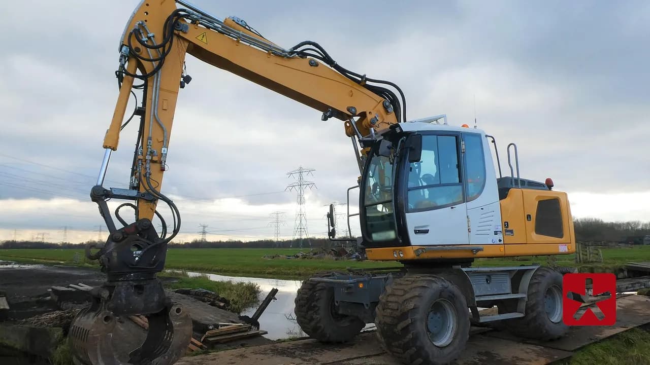 Patos de Minas tem vagas para operador de máquinas pesadas e técnico em edificação 