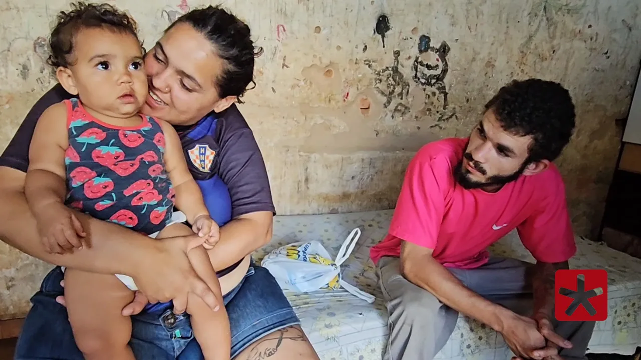Jovem casal vive há mais de um ano sem energia elétrica em Patos de Minas e pede ajuda para sobreviver