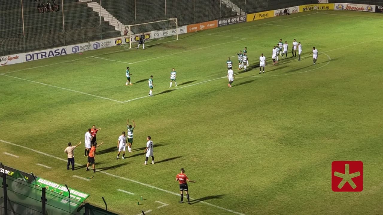 Lateral direito do Mamoré, Andrezinho, levou cartão vermelho e foi expulso da partida 