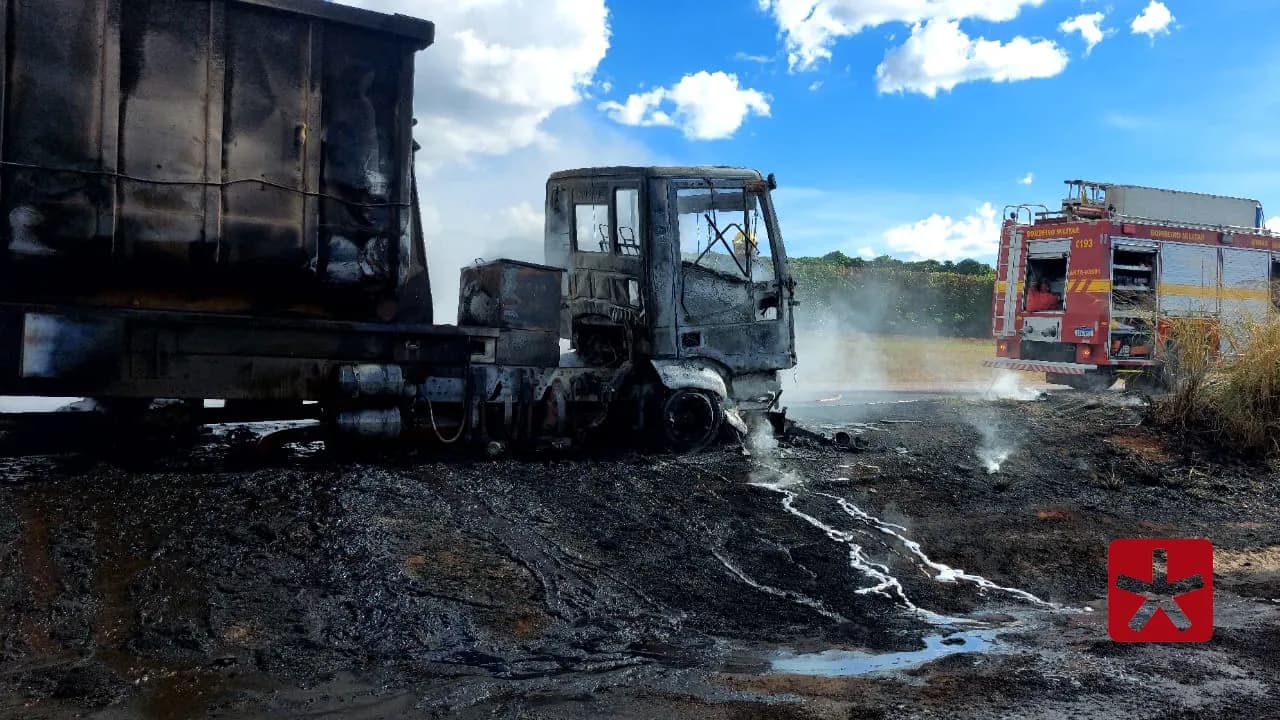 Equipe de bombeiros utilizou viatura de Auto Bomba Tanque e Socorro (ABTS)