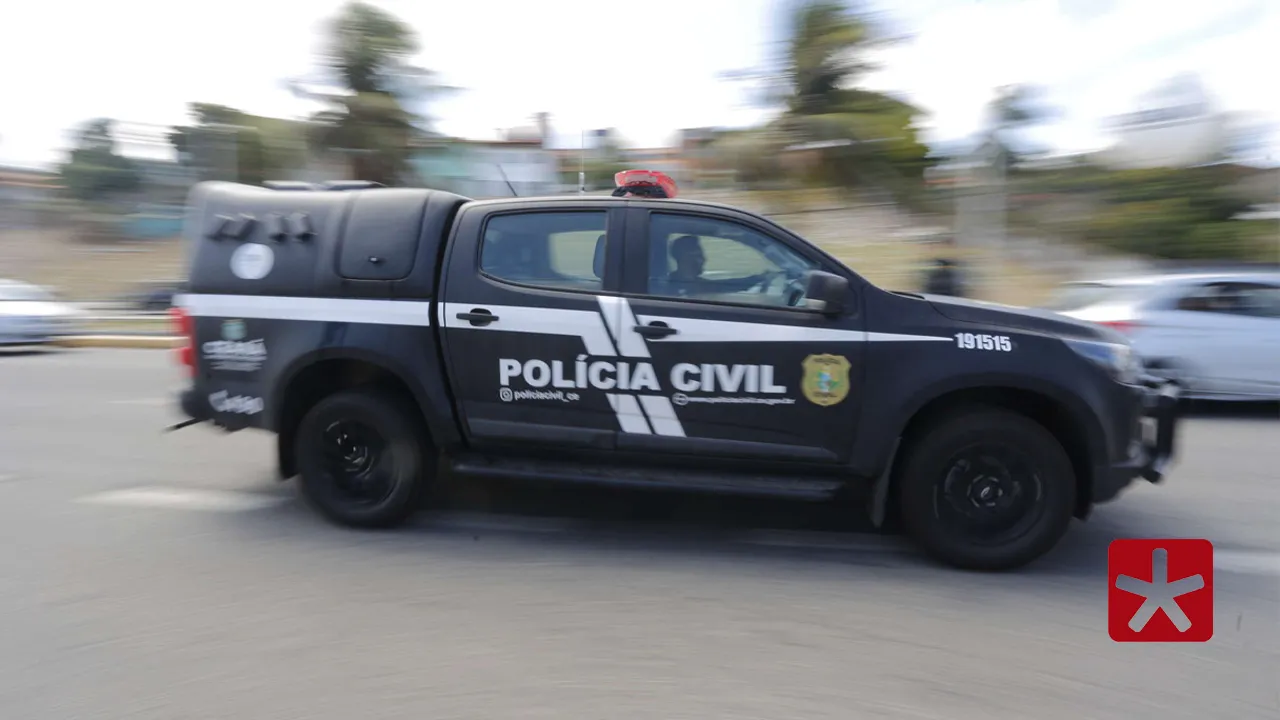 Vítimas, de 18 e 20 anos, estavam em frente a uma residência durante os disparos