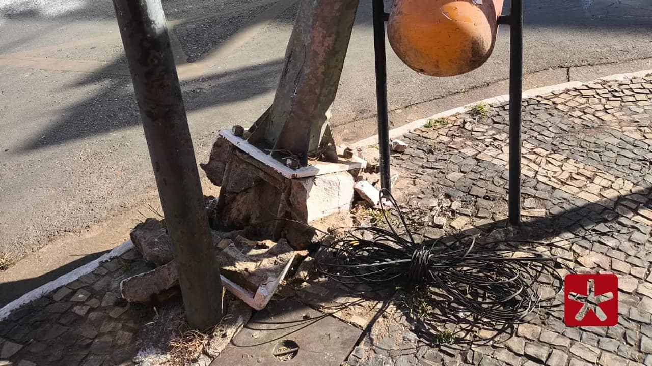 Bombeiros não confirmaram qual fator provocou o rompimento da sustentação do poste 