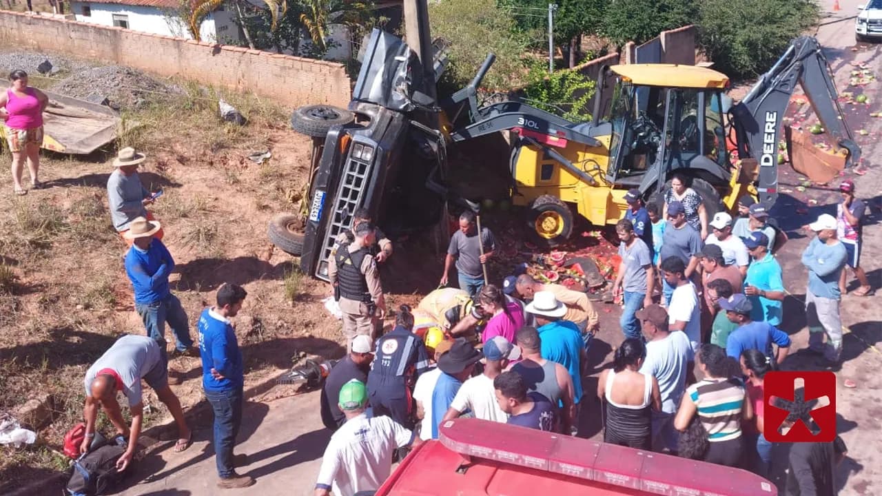 Incidente ocorreu após veículo descer ladeira e perder freio; pai e filho se feriram 