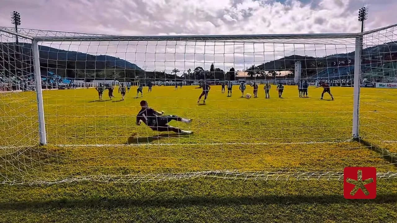 Árbitro marcou pênalti após toque de mão do jogador da Caldense dentro da área 