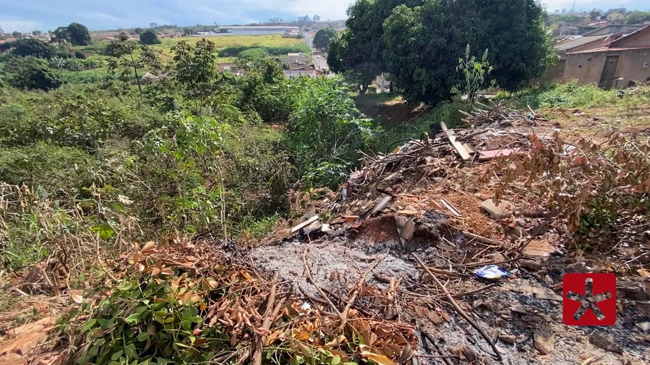 Morador, que preferiu não se identificar, relatou que não existe horário para a coleta do lixo