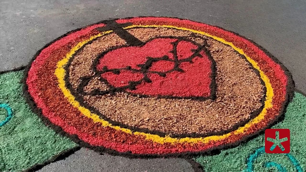Tapetes coloridos decoram onde passará a procissão com o Santíssimo Sacramento
