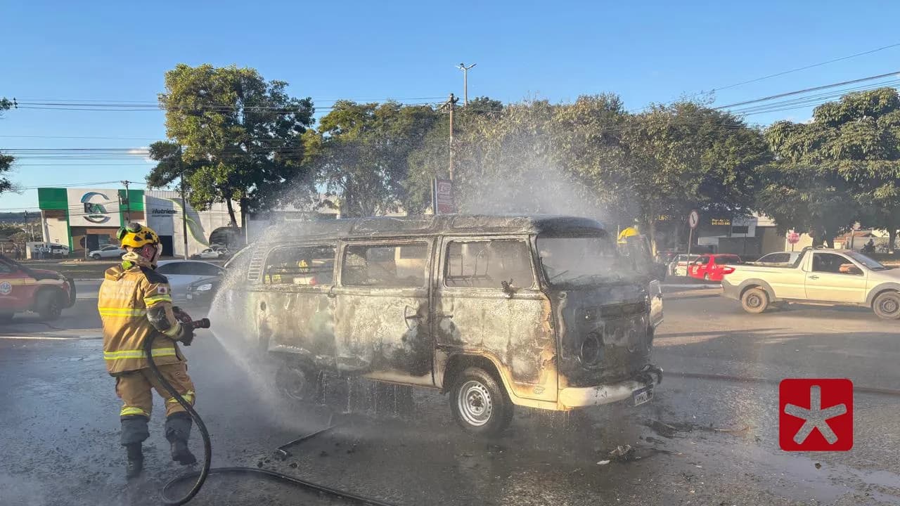 Kombi pega fogo após abastecimento em posto de combustíveis em Patos de Minas