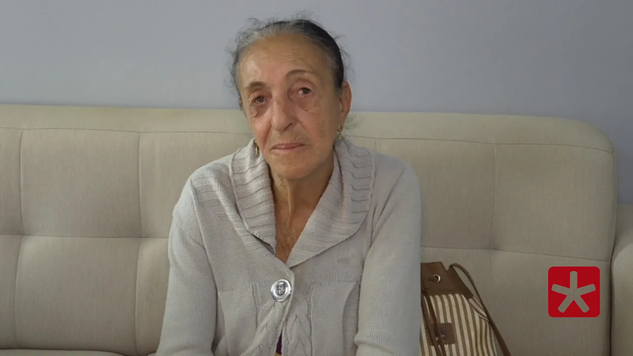 Vergonhosa e com dor, dona Maria pede ajuda com alimento, roupa e calçado para o neto 