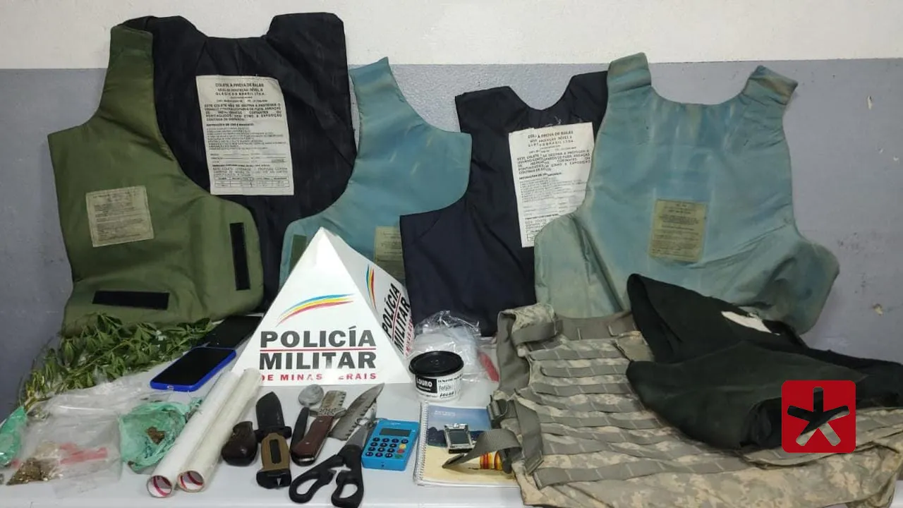 Polícia Militar encontrou drogas, coletes e registros do comércio ilegal de entorpecentes