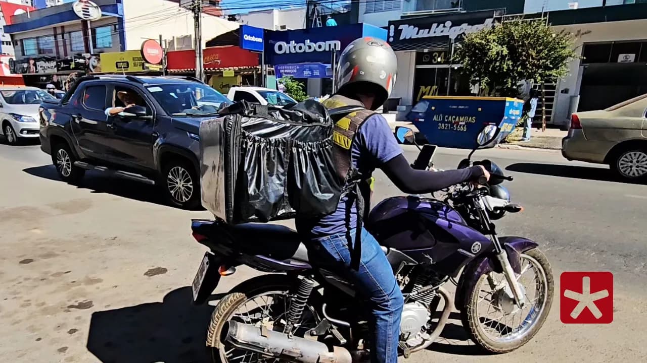 Motoboys enfrentam jornadas exaustivas, riscos constantes e ausência de direitos trabalhistas em um dos setores que mais crescem no país