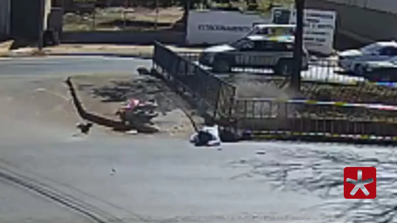 Carro teria arrancado semáforo e arremessado jovem contra quina de proteção