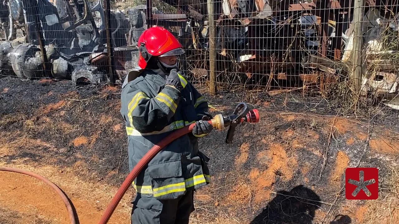 Incêndio atinge depósito de ferro-velho no Jardim Paulistano, em Patos de Minas