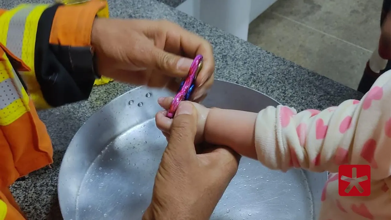 Após objeto não sair com sabão, óleo e fio dental, bombeiros utilizaram ferramentas 
