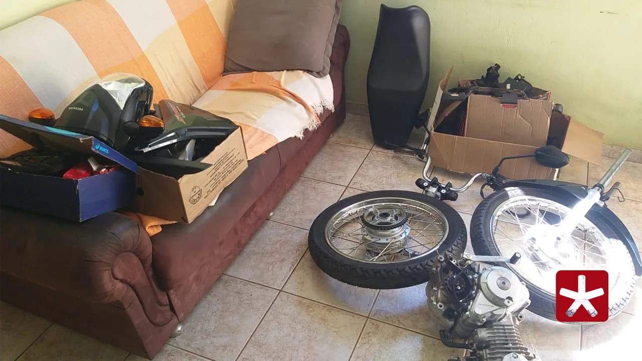Veículo foi localizado parcialmente desmontado em uma residência após denúncia anônima