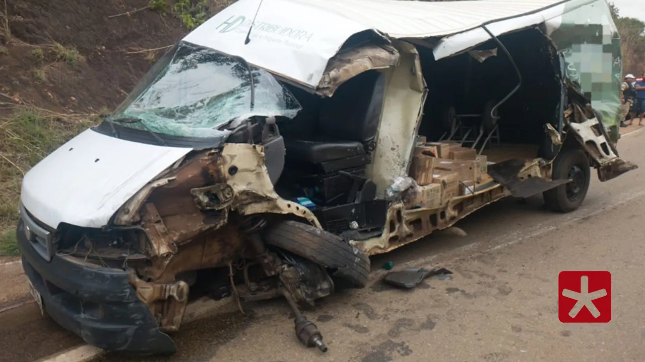 Motorista fica ferido após furgão ser atingido por carreta