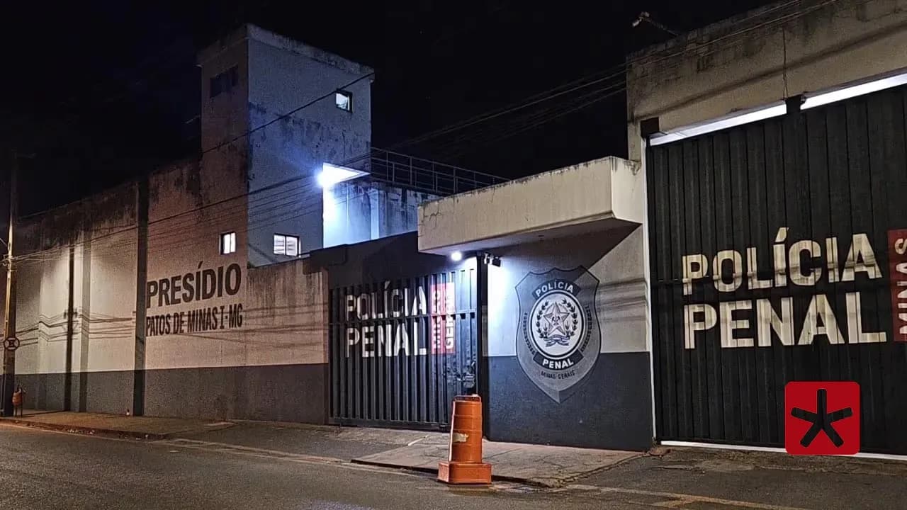 Durante a inspeção, foram encontrados esconderijos camuflados nas paredes da cela