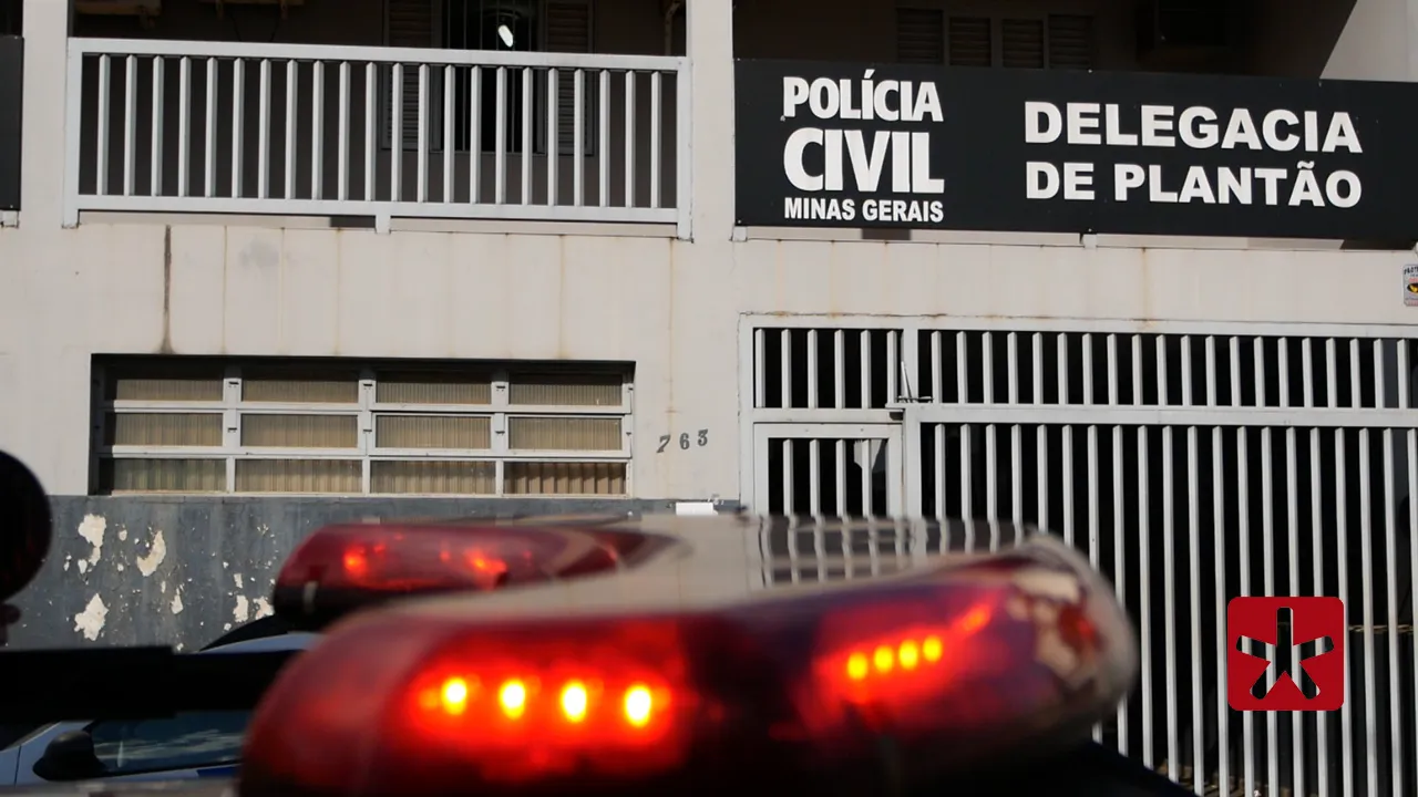 Criança sofreu ferimentos leves; casal foi preso em flagrante pelos crimes de lesão corporal e dano, e veículo foi apreendido
