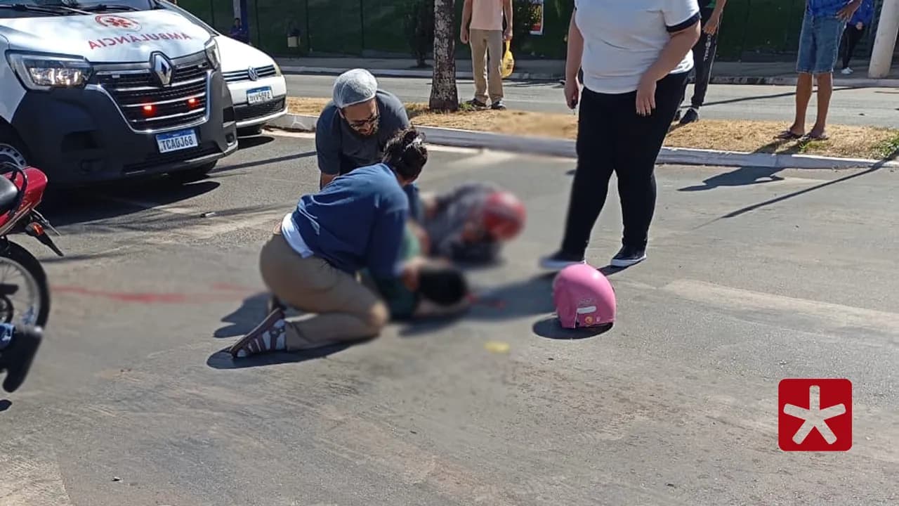 Motociclista perdeu controle de direção e caminhão passou sobre a cabeça do passageiro 