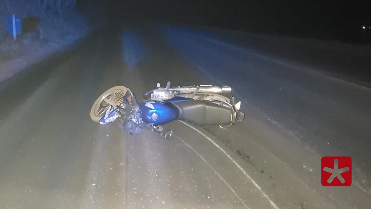 Motociclista de 45 anos foi encontrado caído no meio da pista com dores no abdômen e nas costelas; ele foi socorrido pelo SAMU e levado ao Hospital Regional.