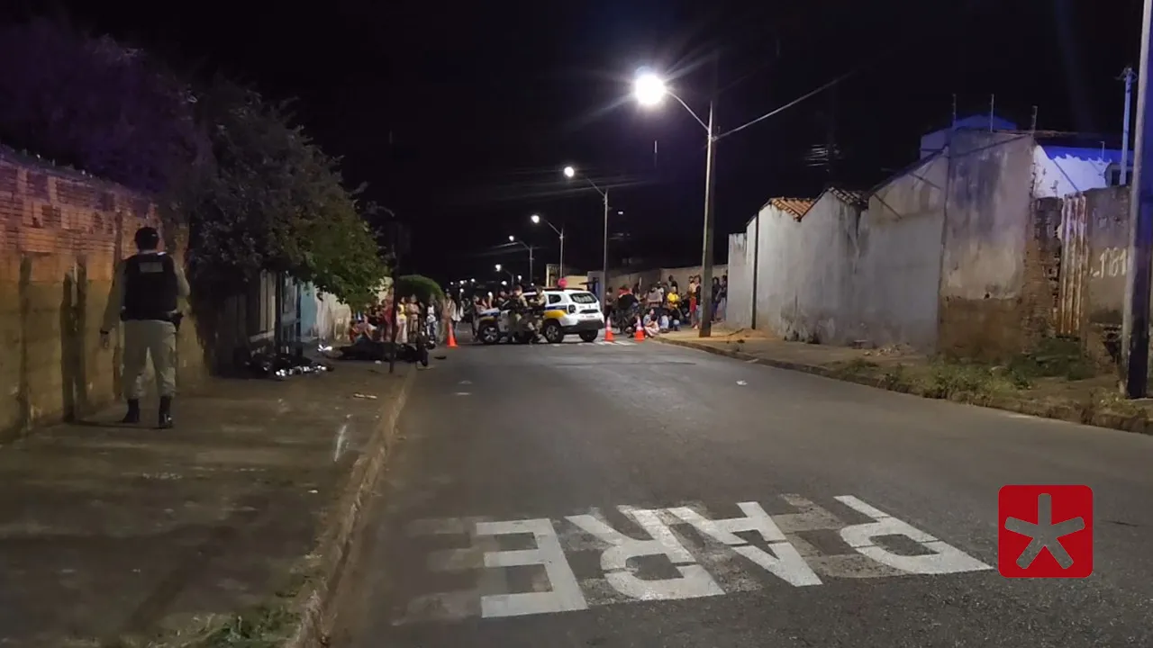 Ataque violento deixa dois jovens mortos e bala perdida atinge mulher no bairro Jardim Esperança