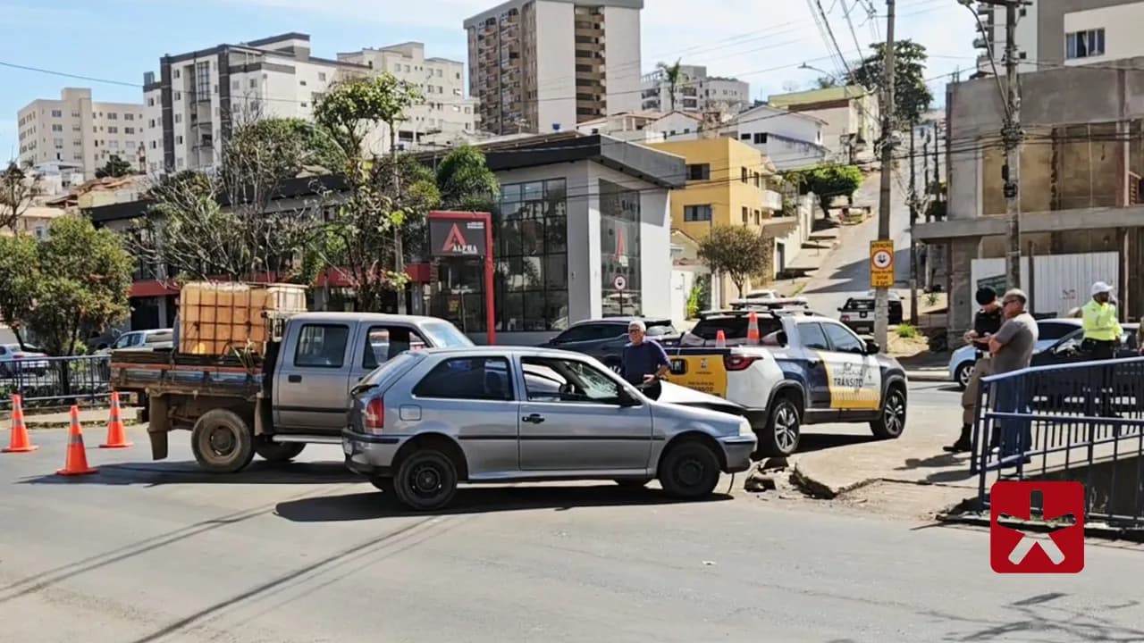 Imagens de uma câmera de segurança mostram colisão na tarde desta segunda-feira (28)