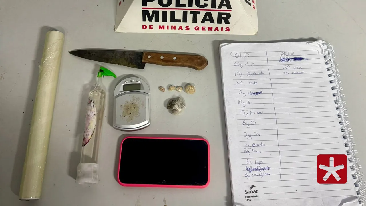 Denúncia anônima levou a Polícia Militar até o local, onde foram encontradas drogas, balança de precisão e anotações do comércio ilícito